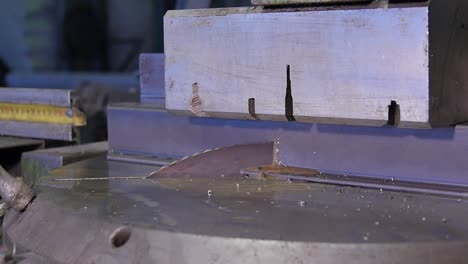 proceso de corte de metales en máquinas industriales