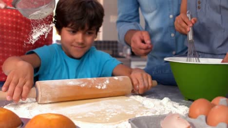 Familia-Feliz-Horneando-En-La-Cocina