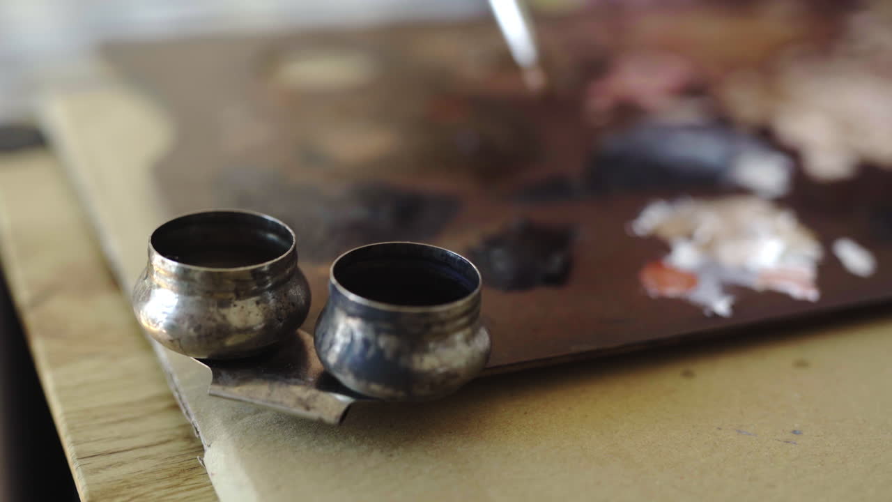 pinturas manchadas en la paleta de essel macro sucia