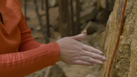 prise de vue rapprochée des mains avec de la poudre de talc