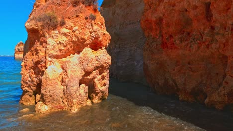 Unique-rock-formations-create-a-natural-spectacle-at-Praia-Do-Camilo,-Algarve,-Lagos,-Portugal