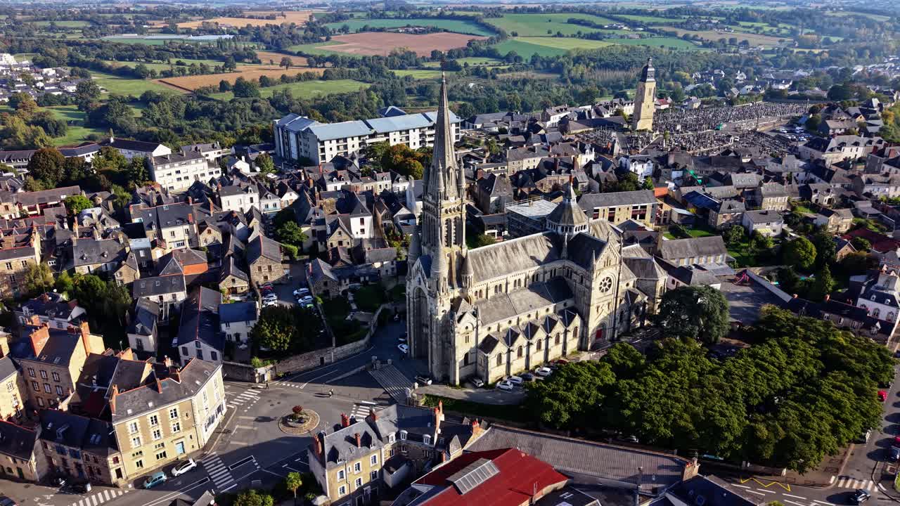 Saint Martin-kirken, der viser bytorvet og bybilledet af Vitré, Bretagne, Frankrig. Dronebillede fra luften