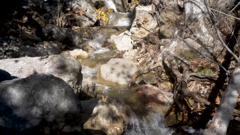 Cámara-Lenta:-Arroyo-Calmante-En-El-Cañón-Del-Solsticio,-Malibu