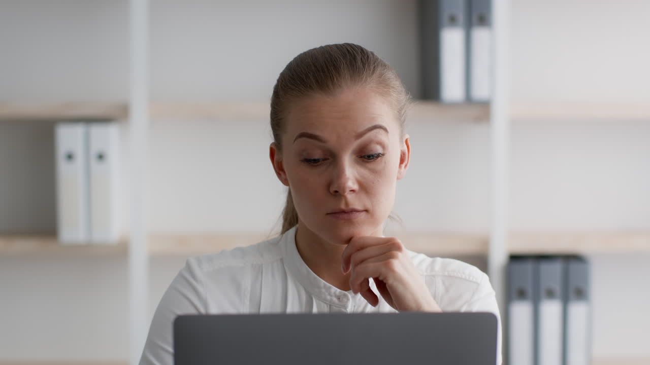 mujer trabajando en una computadora portátil en la oficina