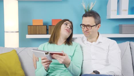 padre e hija mirando el álbum. momento emocional.