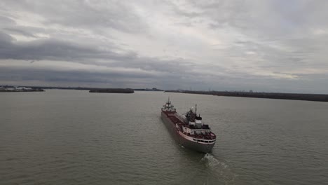 buque de carga largo con bandera canadiense en el río detroit, vista de órbita aérea