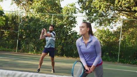 Video-Einer-Glücklichen-Kaukasischen-Frau,-Die-Auf-Dem-Platz-Tennis-Spielt