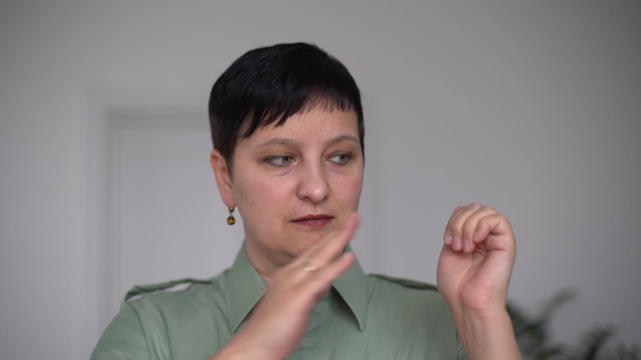 웃는 자신감 있는 젊은 사업가 온라인 교사 지원자 매니저 고객과 대화 컨퍼런스 화상 통화 원격 취업 면접에서 대화 사무실에서 카메라를보고 웹캠을 보십시오