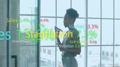 animación del procesamiento de datos financieros sobre una mujer de negocios afroamericana en la oficina