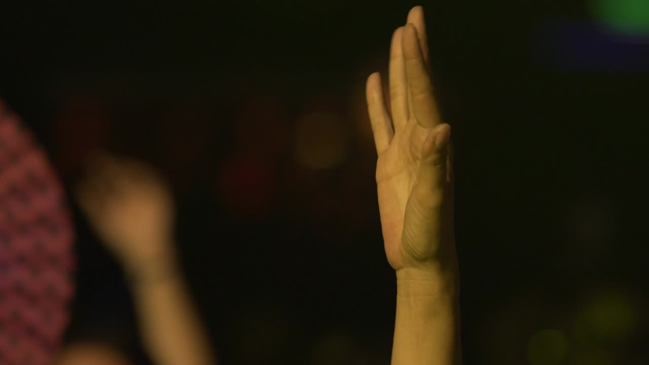 mover la mano o agitarla en la noche durante una fiesta electrónica o un concierto de música, luces de discoteca, bailar y divertirse