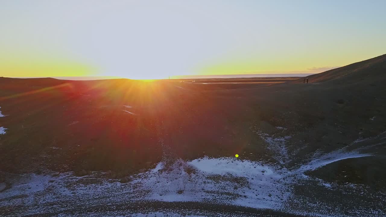 восход солнца над ландшафтом исландии с воздушной коляской, снятой над озером из льда и снега