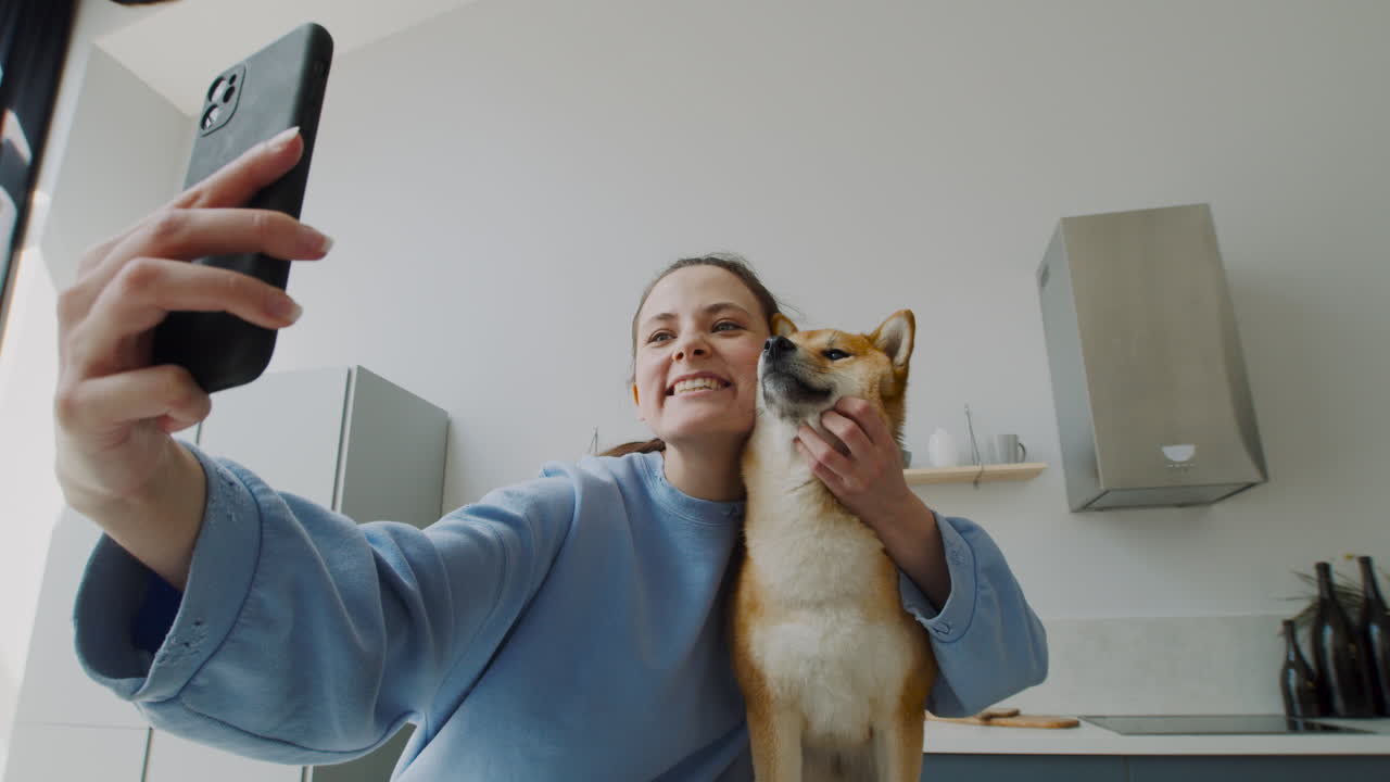 hermosa chica se toma una selfie con su perro en casa 1