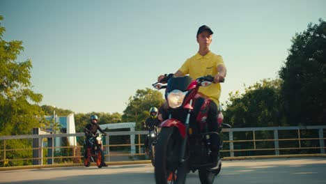 una revisión de los conductores de motocicletas expertos que entrenan en el campo de entrenamiento y los obstáculos mueren mientras conducen motocicletas