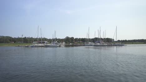 Boot-Nähert-Sich-Dem-Hafen-In-Den-Norwegischen-Fjorden,-Blick-Auf-Den-Bootsbug