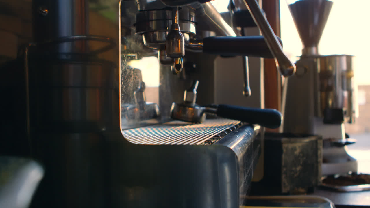 chef haciendo café de la máquina 4k