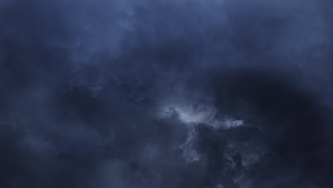 Dicke-Cumulonimbus-Wolken-Ziehen-Ab,-Gewitter