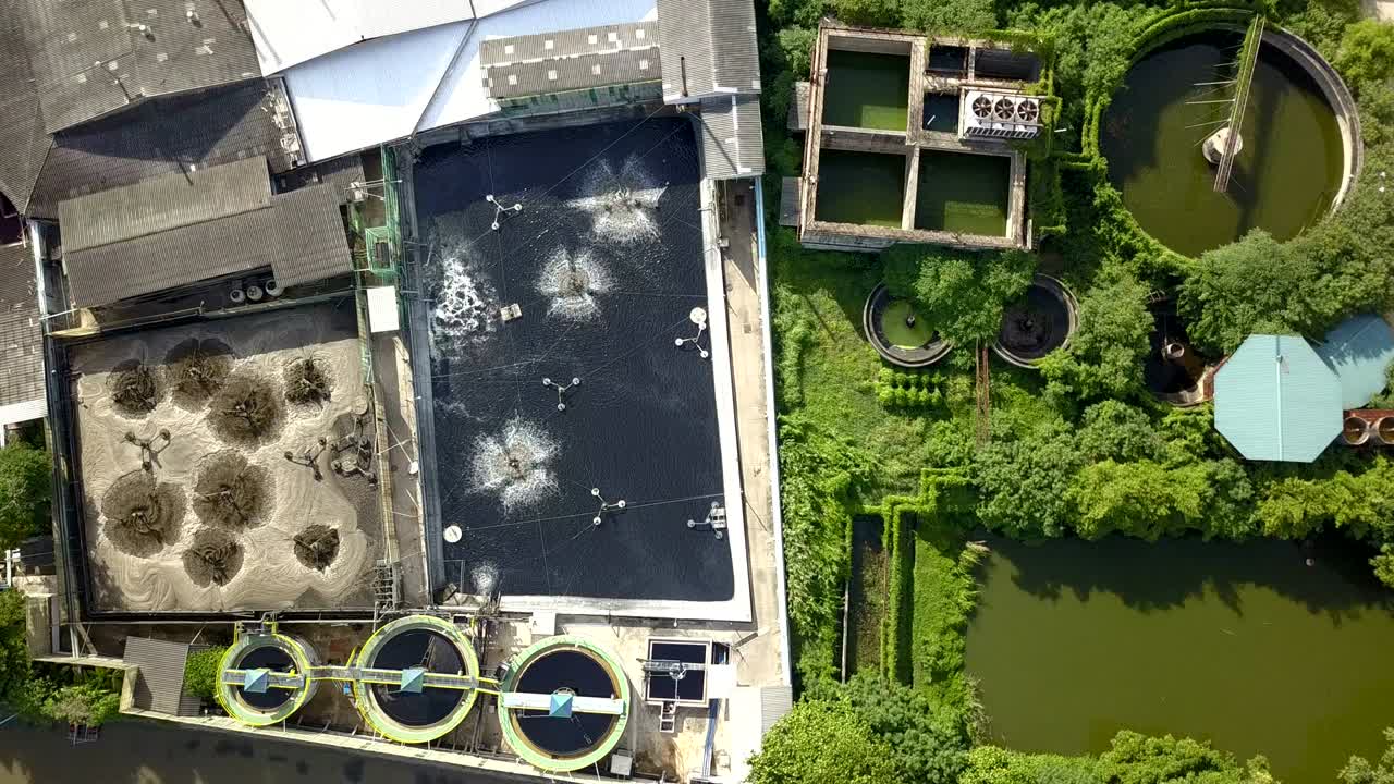 공중 상단에서 볼 수 있는 산업 구역의 폐수 처리 시스템의 4k