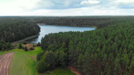 Toma-Aérea-Del-Valle-Glacial-En-Wdzydze-Kiszewskie,-Polonia