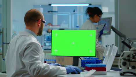investigador mirando la pantalla de llave de croma en un laboratorio modernamente equipado