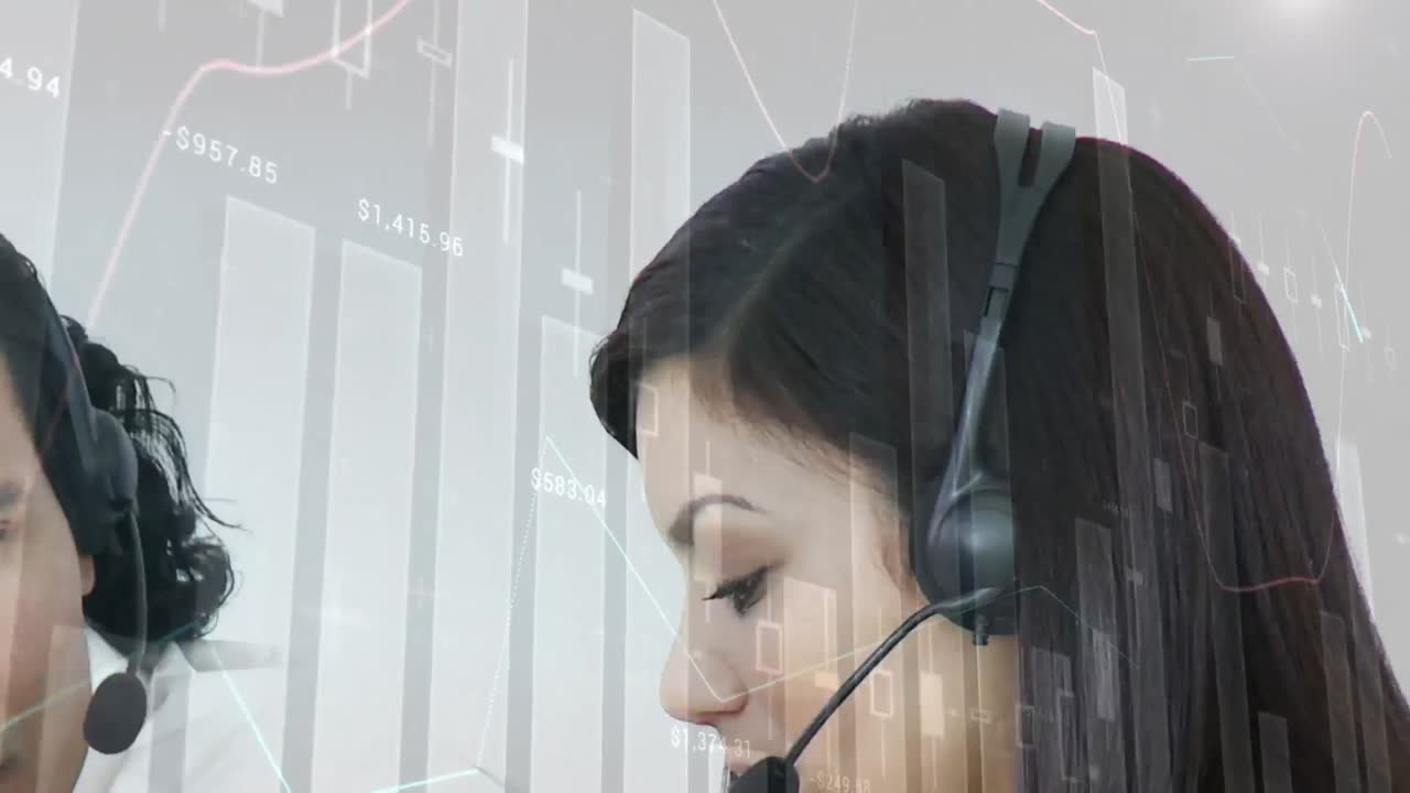 전화 헤드 ⁇ 을 사용하는 비즈니스 사람들에 대한 통계 및 데이터 처리의 애니메이션