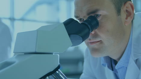 animación de escaneos y procesamiento de datos en pantallas sobre un científico masculino utilizando el microscopio