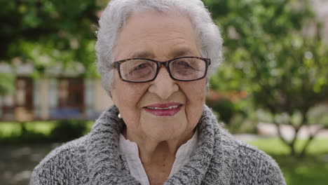 Retrato-De-Una-Anciana-Feliz-En-El-Parque-Riéndose-Disfrutando-Del-Estilo-De-Vida-Jubilado