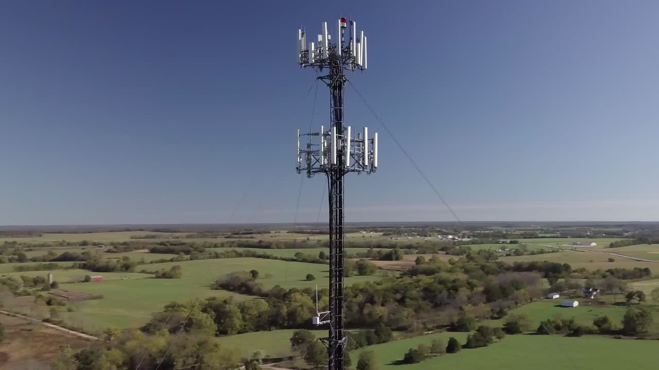 torre de telefonía celular rural en el medio de la nada con actualizaciones de tecnología 5g necesarias video de stock por imágenes de drones aéreos 4