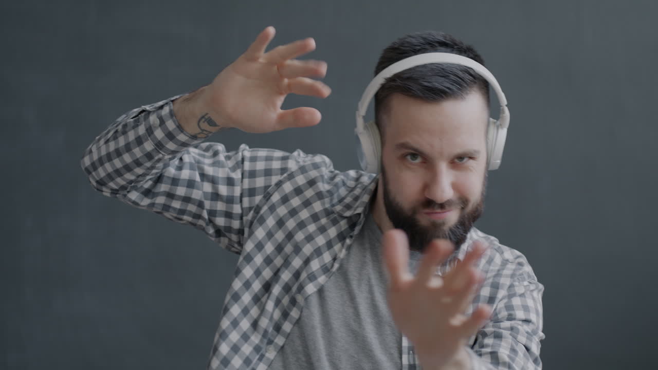 мужчина танцует с наушниками.