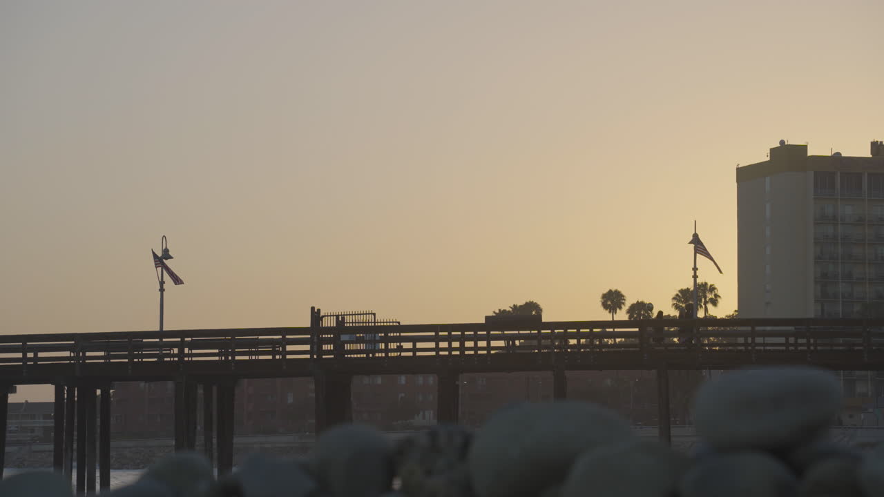 tiro de lapso de tiempo de personas caminando por el muelle de ventura al atardecer ubicado en el condado de ventura en el sur de california