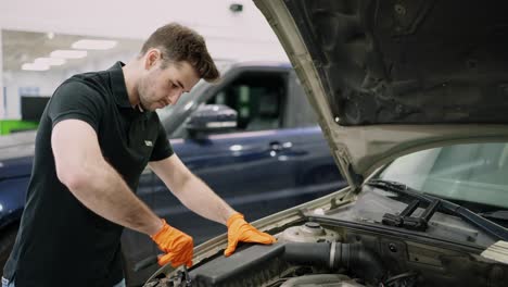 Mecánico reparando el motor de un automóvil