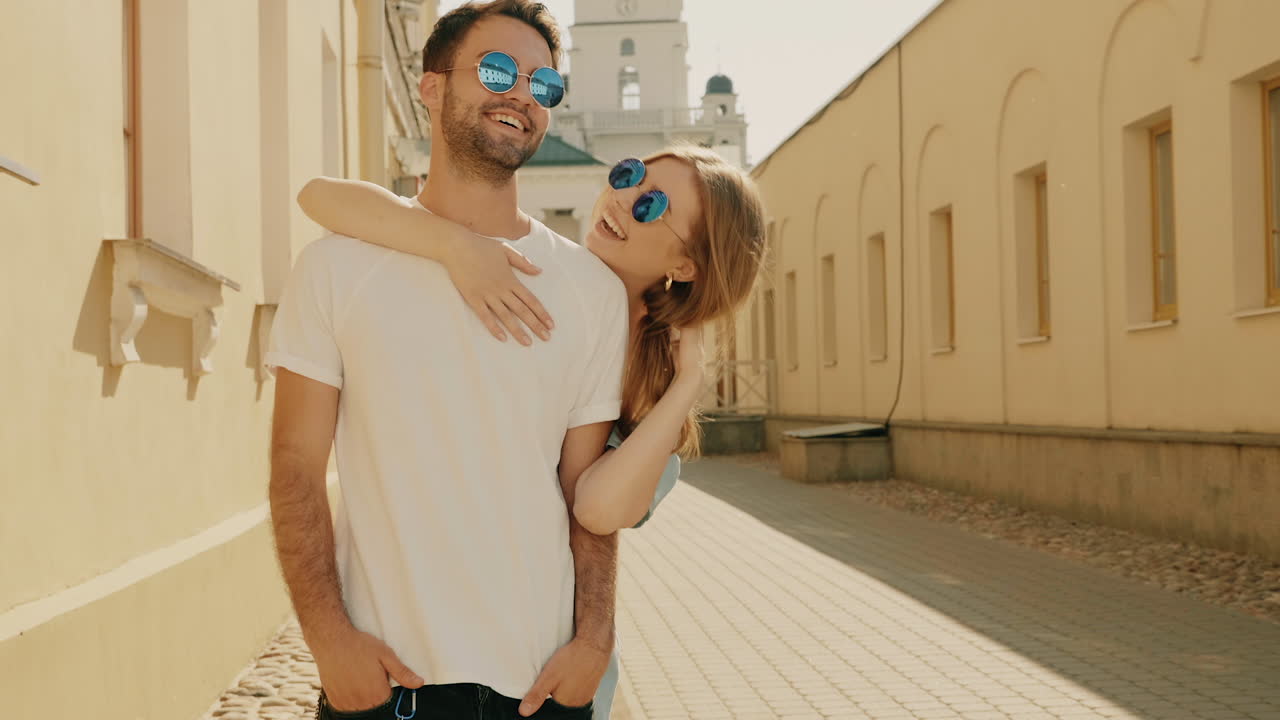una pareja feliz disfrutando de un paseo por la ciudad