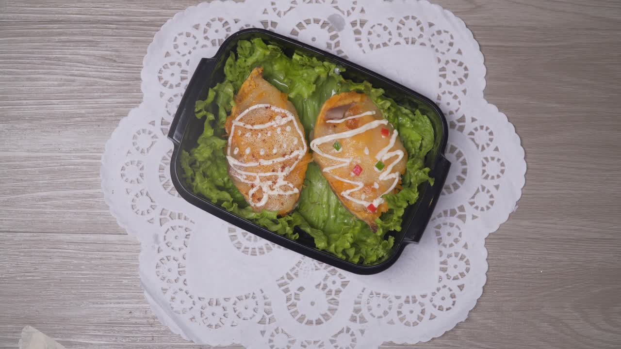 preparando una lonchera elegante para la comida navideña, lapso de tiempo