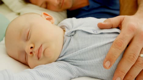 Padre-Y-Niño-De-Bahía-Durmiendo-En-El-Dormitorio-4k