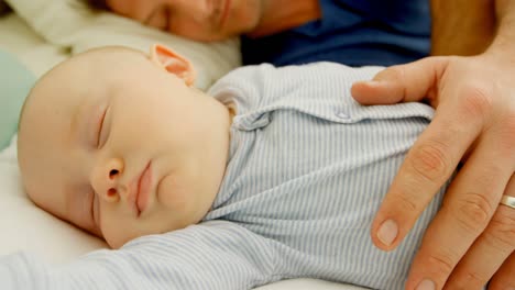 padre y niño durmiendo en el dormitorio 4k