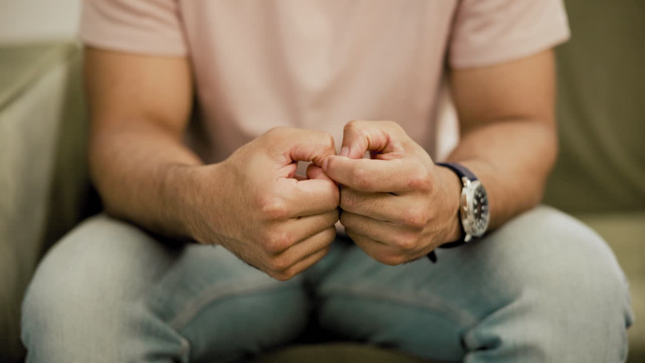 человек, беспокойный руками