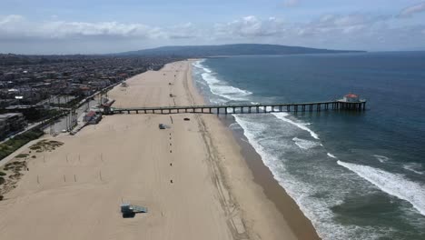 playa vacía y muelle en la ciudad de la playa de manhattan en verano en california, estados unidos