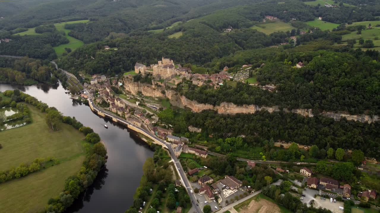 vista aérea de beynac et cazenac francia medieval pequeño pueblo de piedra en el bosque de dordogne madera tierra viajes vacaciones famoso destino
