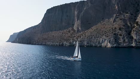 bavaria velero de 45 pies navegando frente a la costa de la isla dokos en el golfo argosarónico grecia mar mediterráneo