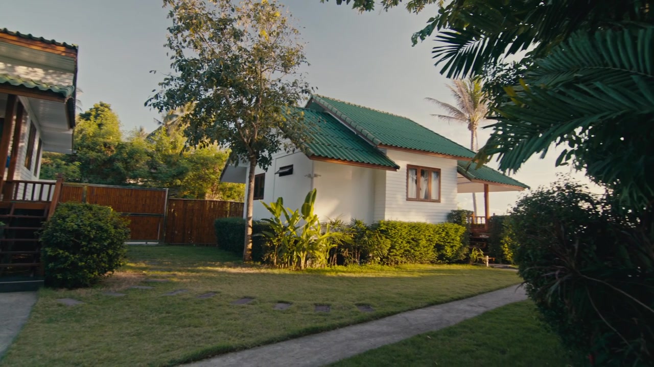 Bungalow Resor Tropis dengan Taman Rimbun dan Kursi Berjemur