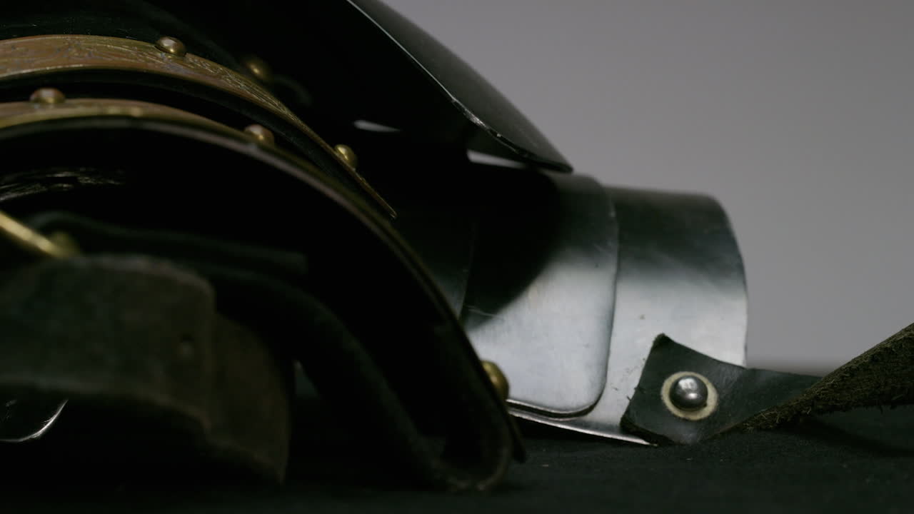 varias armaduras de un caballero en estudio