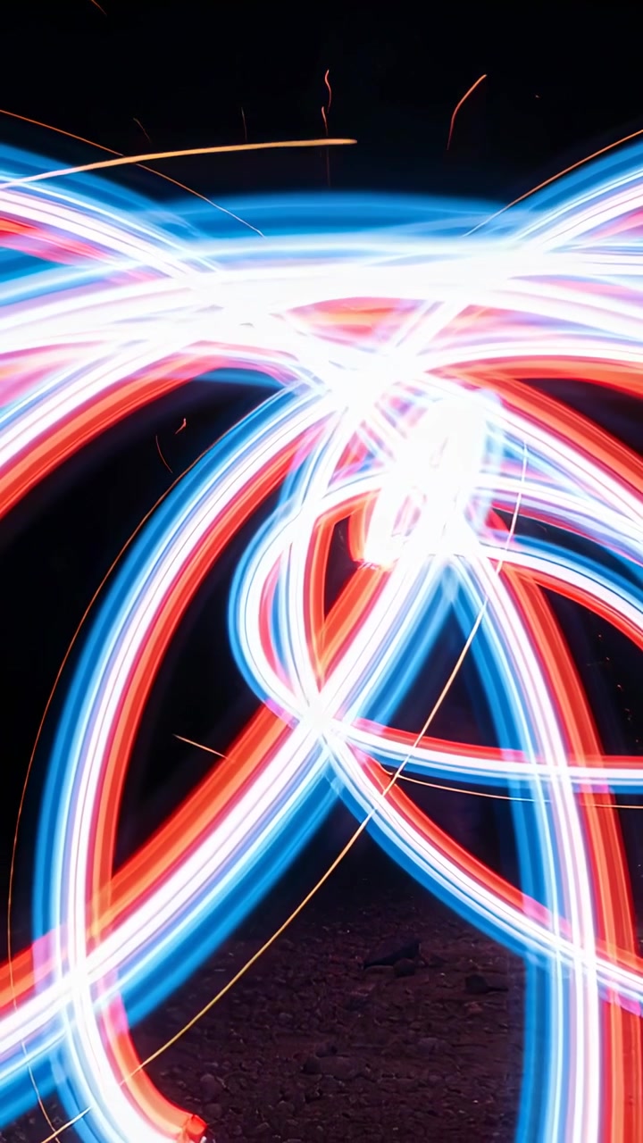 Vertikal video: Ved start af eksponering fejer LED-stave nattehimlen og skaber abstrakte, sløjfede spor.