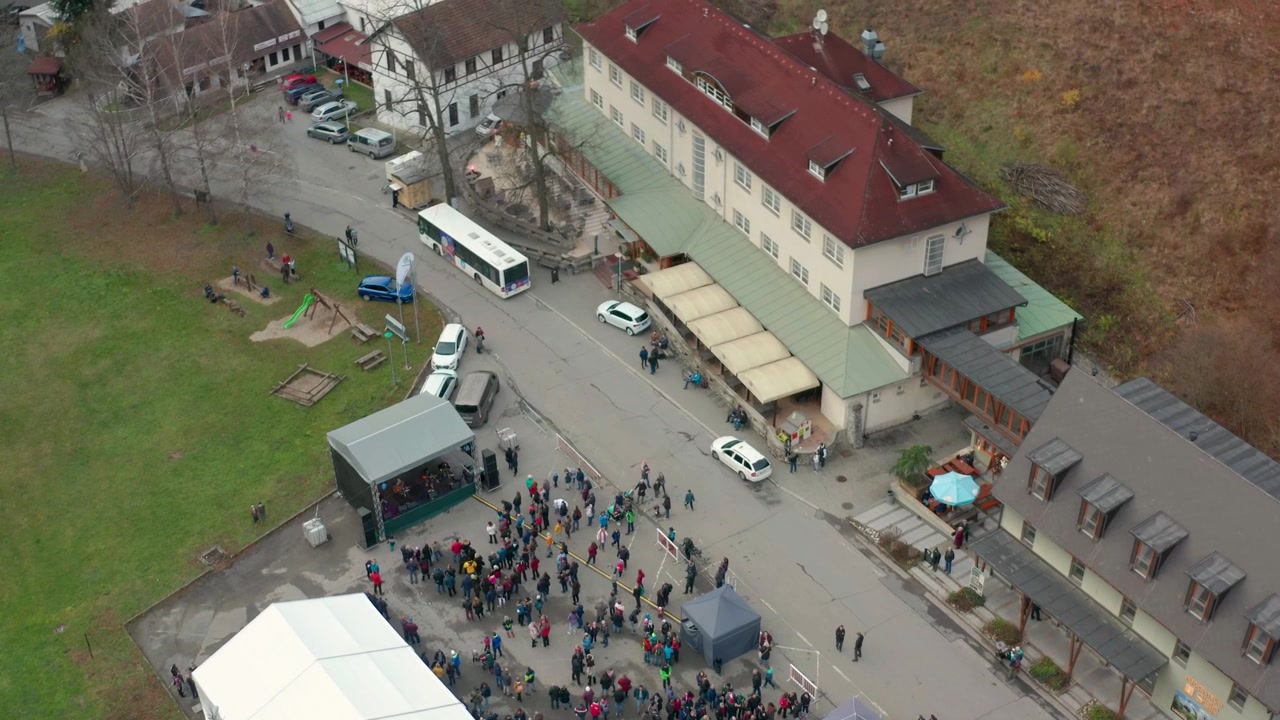 Drohne fliegt über die Kleinstadt Skalnímlýn bei Blansko in der Tschechischen Republik, wo ein Konzert stattfindet