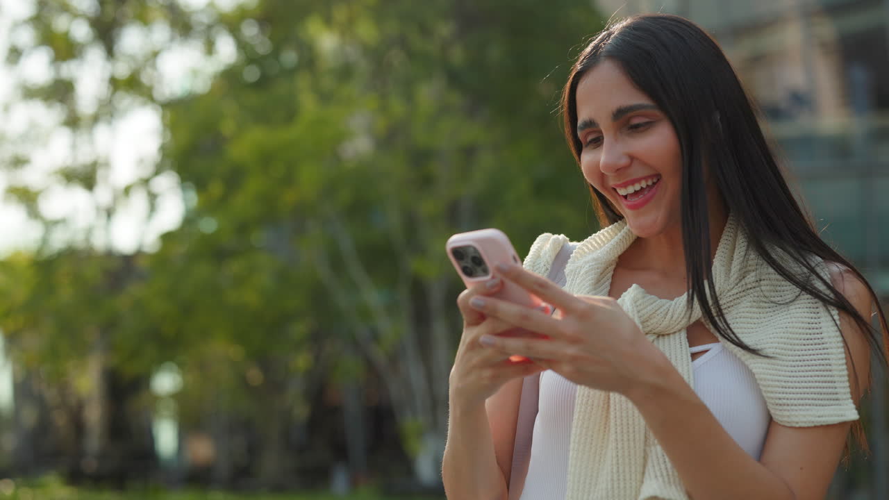 mujer tomando una selfie al aire libre