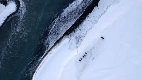 Antena:-Vista-De-Pájaro-De-La-Playa-Negra-Con-Nieve-ártica-Blanca-En-Islandia-En-Invierno-Nieve,-Hielo,-Olas,-Agua