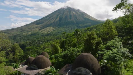 un disparo suave de un complejo ecoturístico ubicado en el bosque cerca de una montaña volcánica