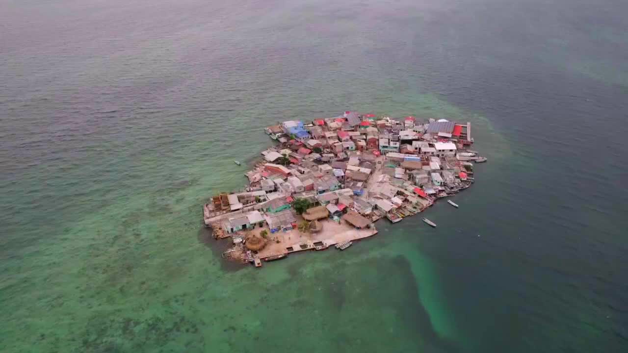 drone volando hacia la isla de santa cruz del islote en el caribe colombiano