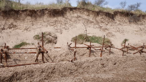 Erosión-Costera-En-La-Playa-En-El-Reino-Unido-Con-Los-Restos-De-Defensas-Costeras-Destruidas