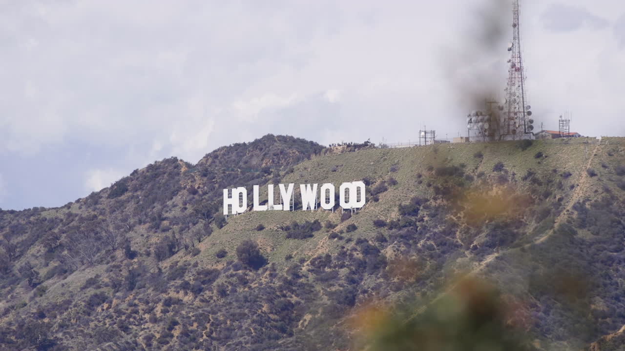 캘리포니아주 로스앤젤레스의 할리우드 사인과 주변 산들
