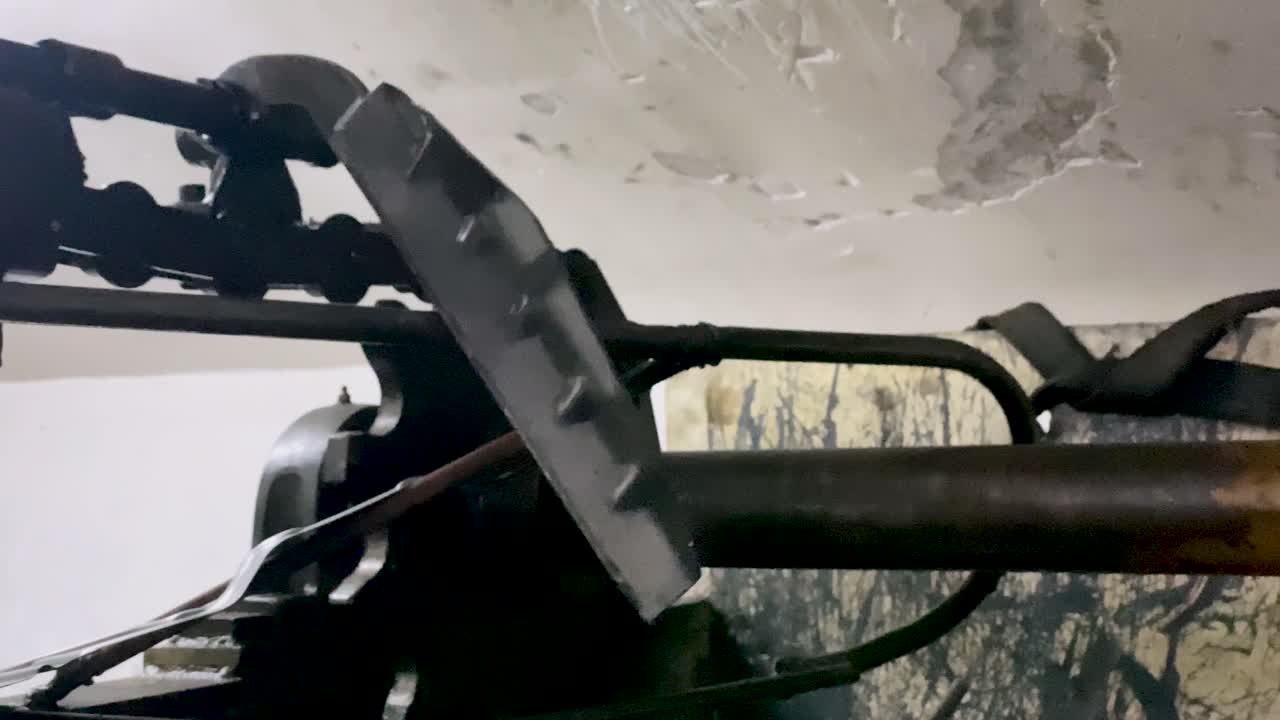 공장에서 움직이는 컨베이어 체인의 클로즈업  ⁇