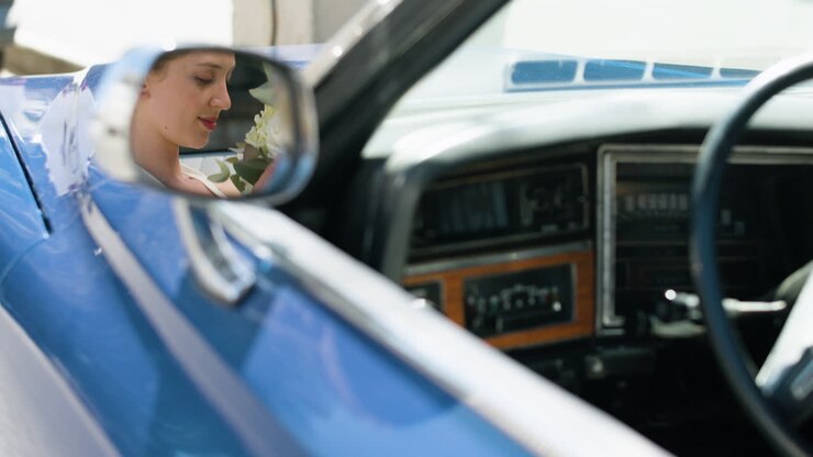 Specchietto retrovisore di un'auto.